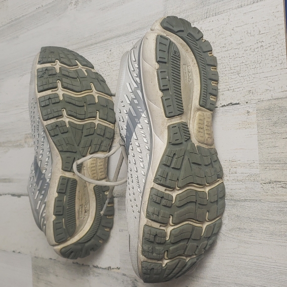 Brooks Ghost 13 gray and white running shoes. Size 10W - Picture 6 of 12